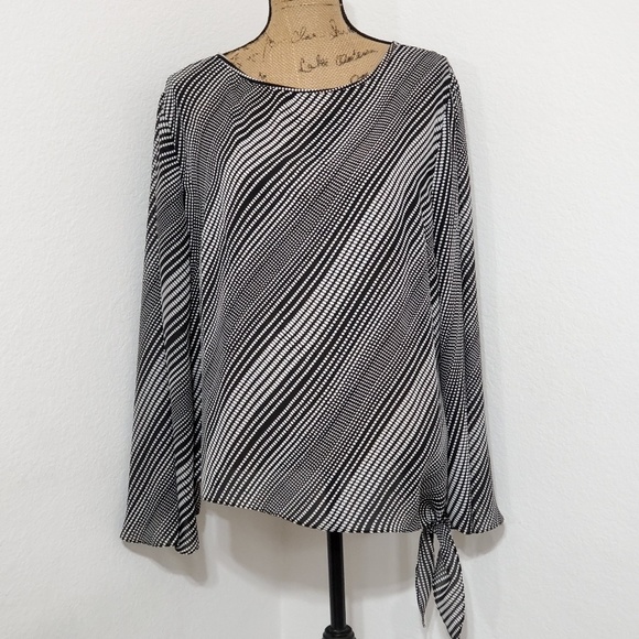 Apostrophe Tops - APOSTROPHE WOMAN•1-2X•Blk & wh blouse•pretty